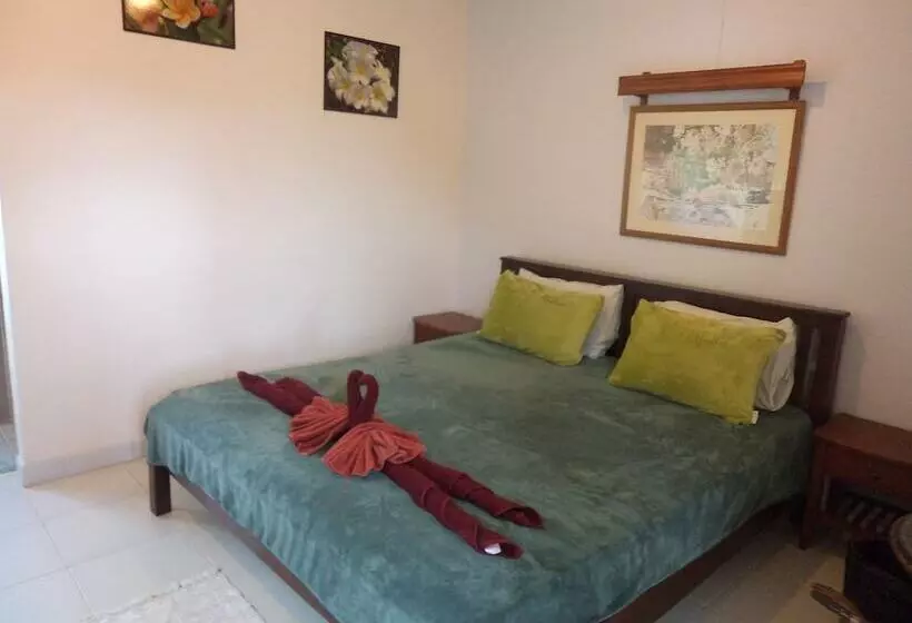 Отель Baan Por Jai