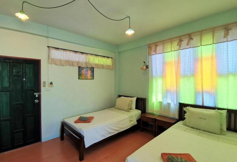 Отель Baan Por Jai