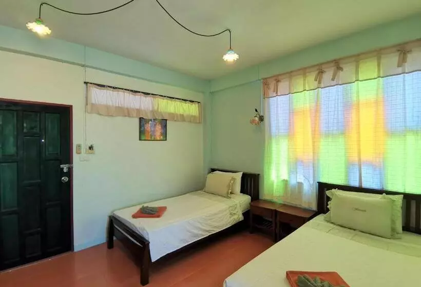 Отель Baan Por Jai