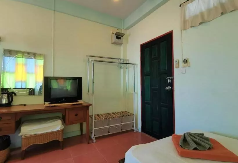 Отель Baan Por Jai