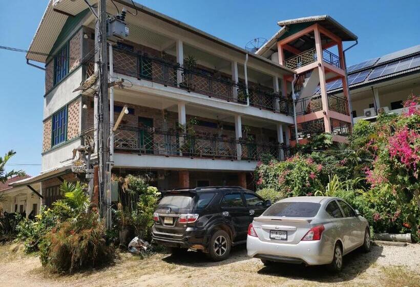 Отель Baan Por Jai