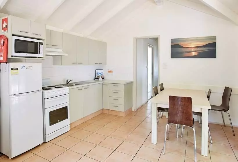 Отель Canton Beach Holiday Park