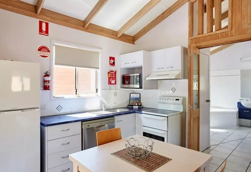 Отель Canton Beach Holiday Park