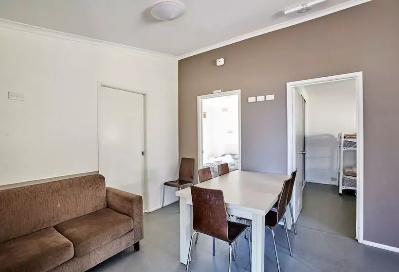 Отель Canton Beach Holiday Park