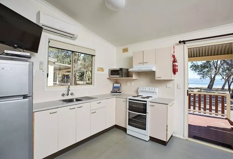 Отель Canton Beach Holiday Park