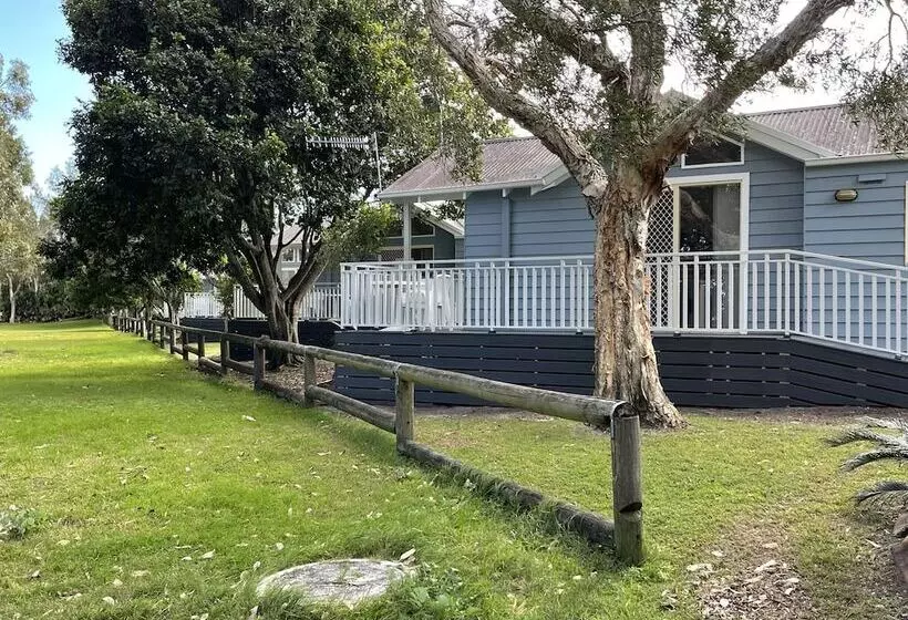 Отель Canton Beach Holiday Park