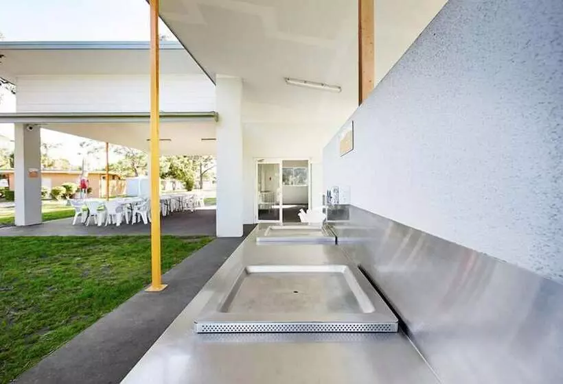 Отель Canton Beach Holiday Park