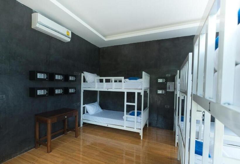 בית מלון כפרי Ibiza Phi Phi