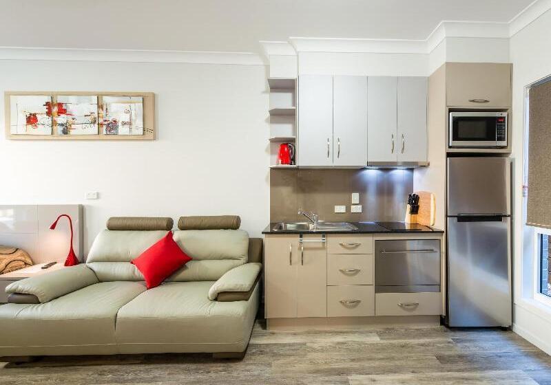 Athena Motel Apartments