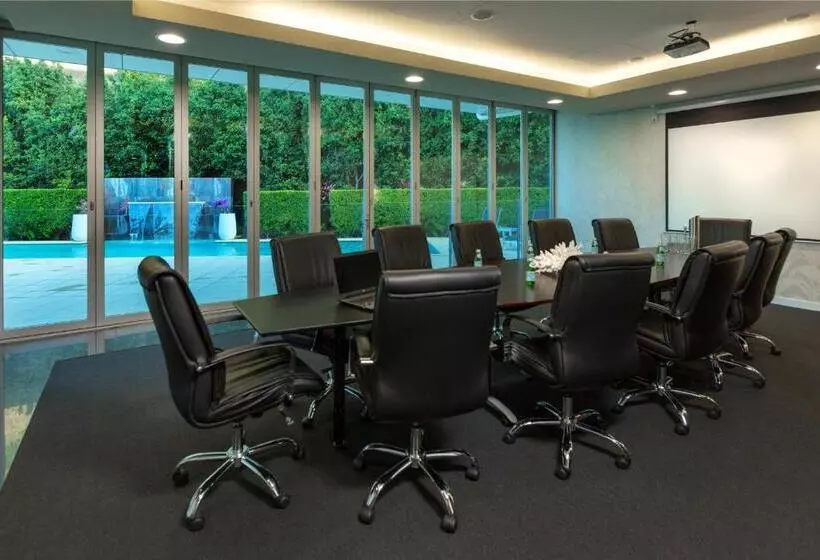 Отель Springfield Lakes Boutique