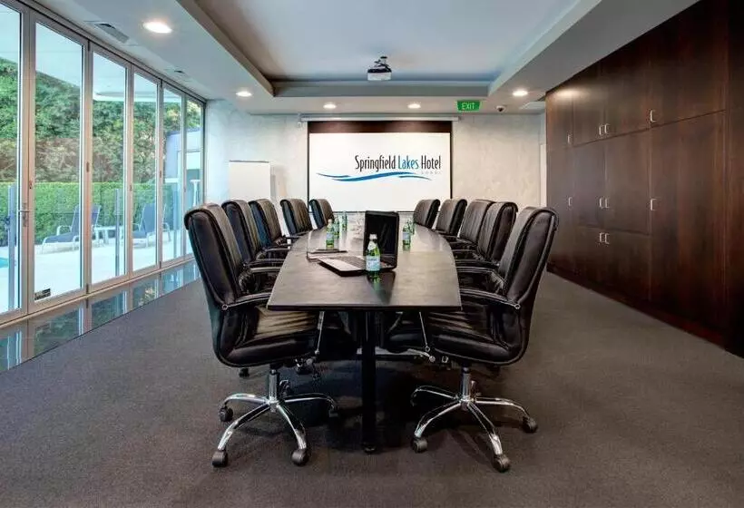 Отель Springfield Lakes Boutique