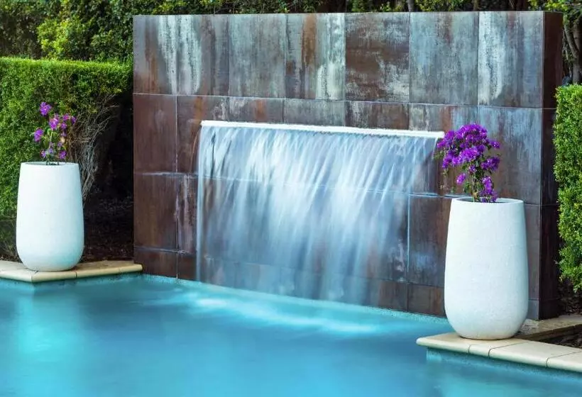 Отель Springfield Lakes Boutique