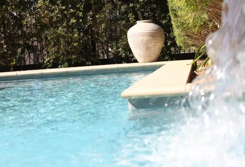 Отель Springfield Lakes Boutique