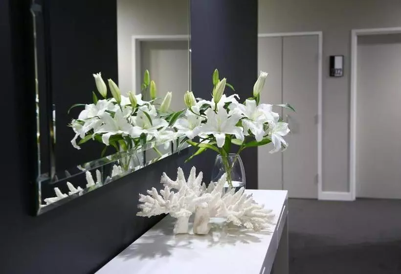 Отель Springfield Lakes Boutique