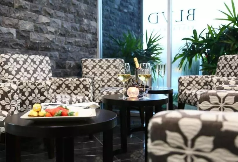 Отель Springfield Lakes Boutique