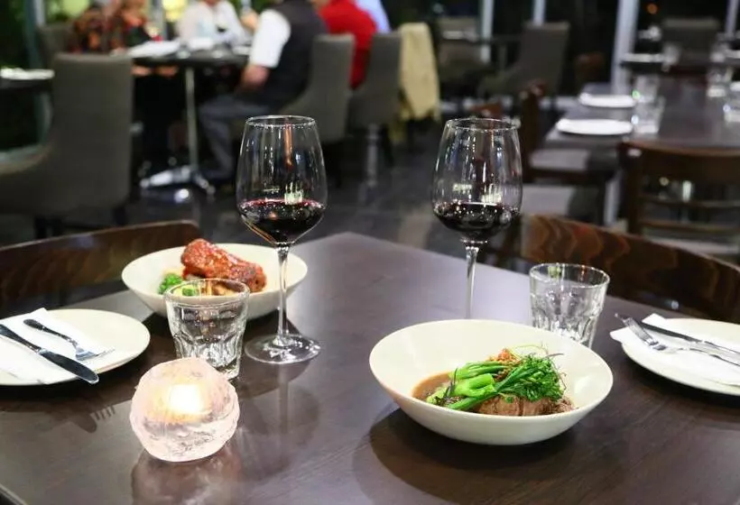 Отель Springfield Lakes Boutique