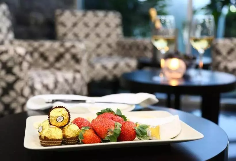 Отель Springfield Lakes Boutique