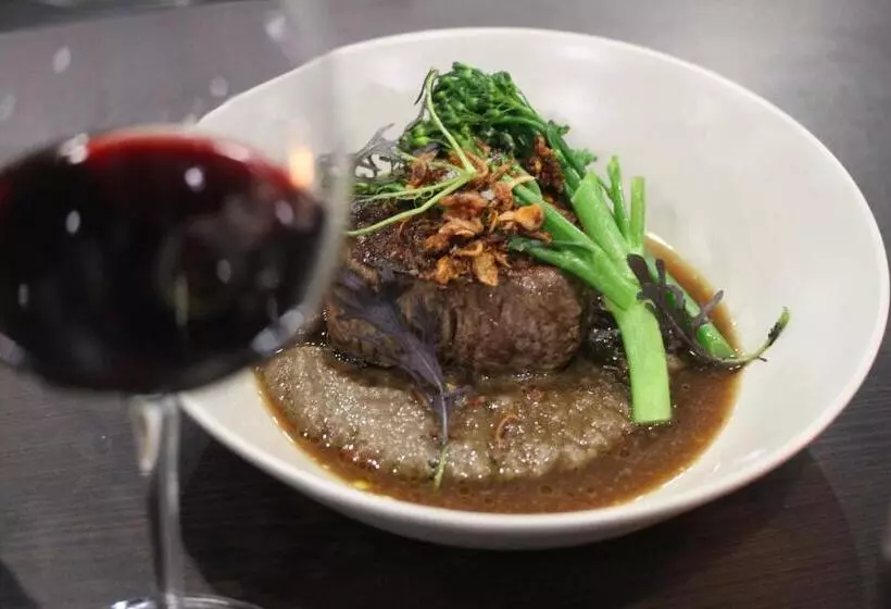 Отель Springfield Lakes Boutique