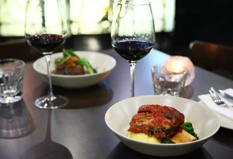 Отель Springfield Lakes Boutique