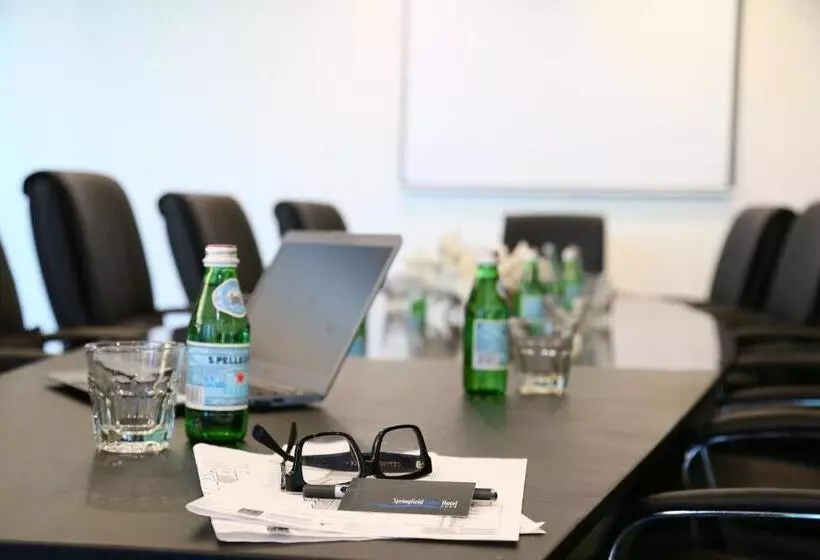 Отель Springfield Lakes Boutique