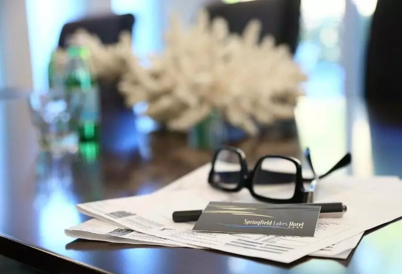 Отель Springfield Lakes Boutique