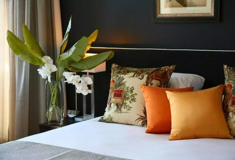 Отель Springfield Lakes Boutique