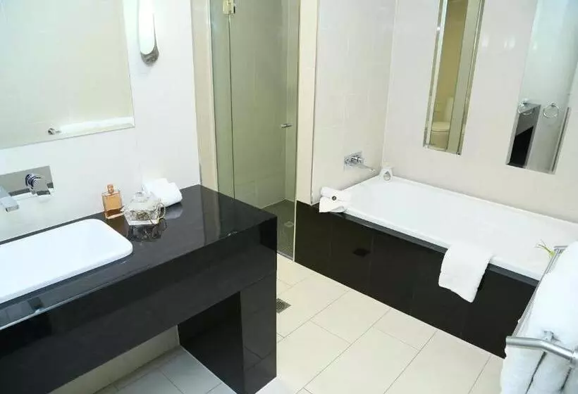 Отель Springfield Lakes Boutique