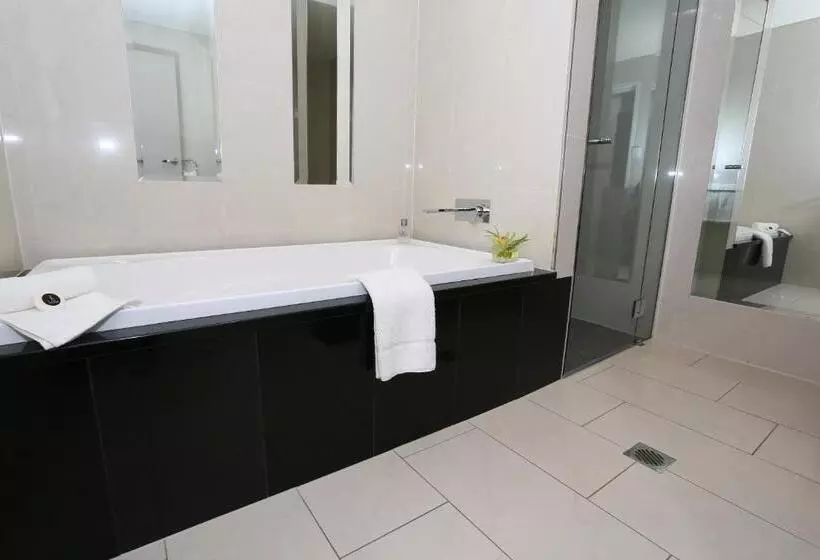 Отель Springfield Lakes Boutique