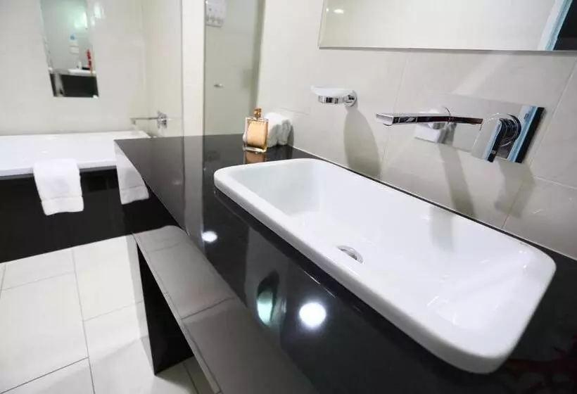 Отель Springfield Lakes Boutique