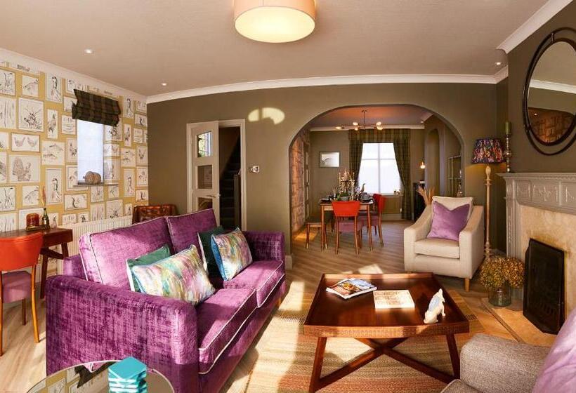 Отель The Plough Inn & Cottages