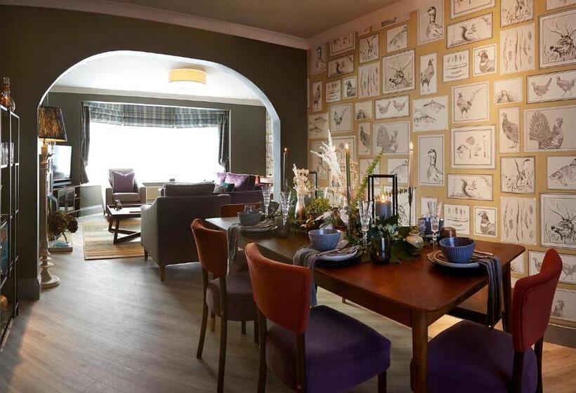 Отель The Plough Inn & Cottages