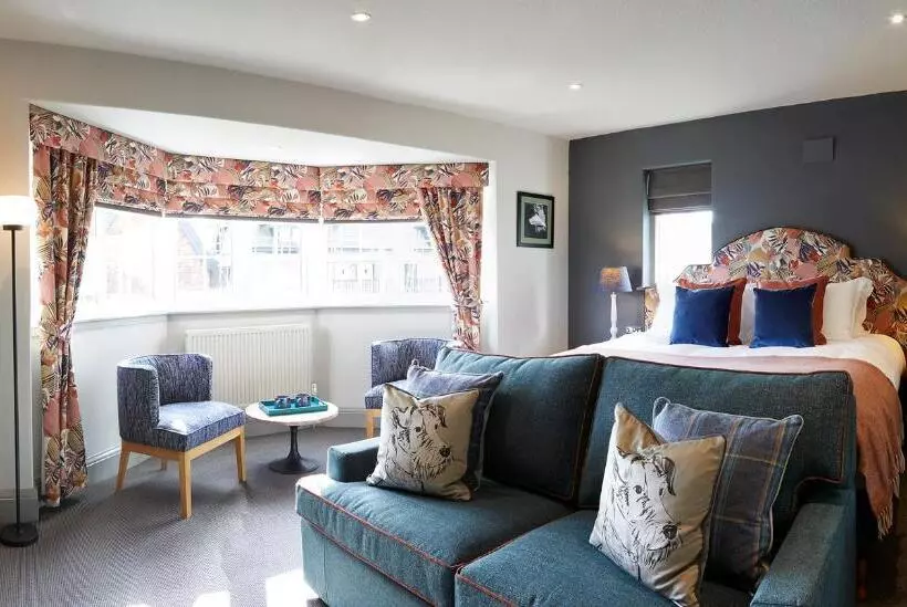 Отель The Plough Inn & Cottages