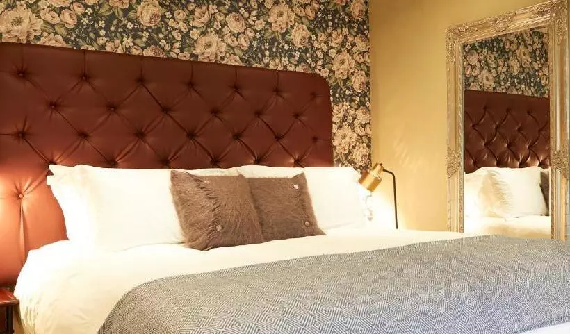 Отель The Plough Inn & Cottages