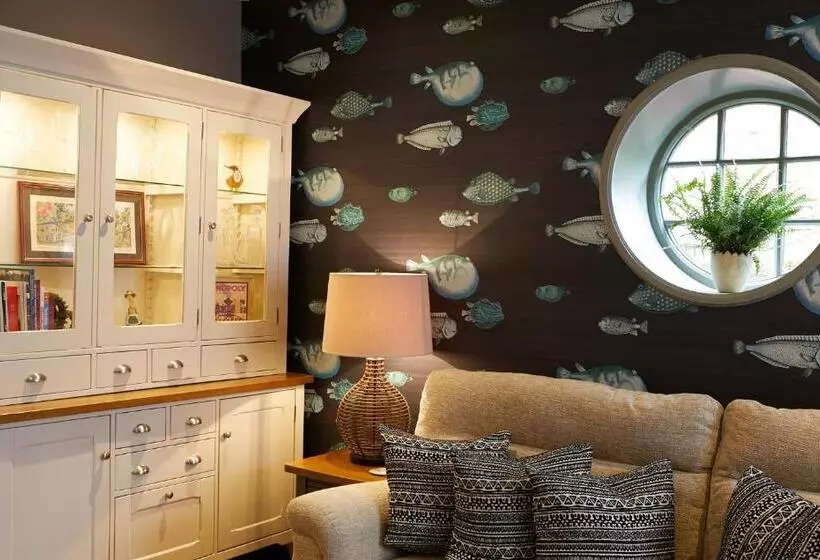 Отель The Plough Inn & Cottages