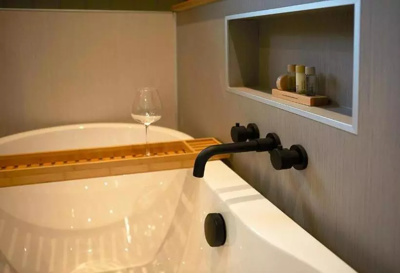 Отель The Plough Inn & Cottages