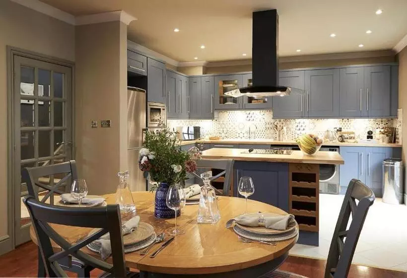 Отель The Plough Inn & Cottages