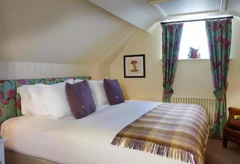 Отель The Plough Inn & Cottages