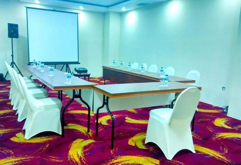 Travellers Hotel Phinisi