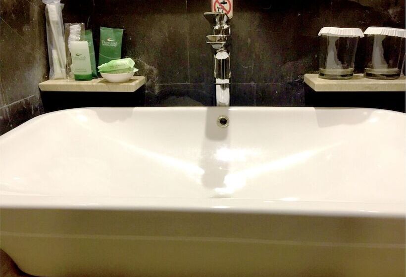 Travellers Hotel Phinisi