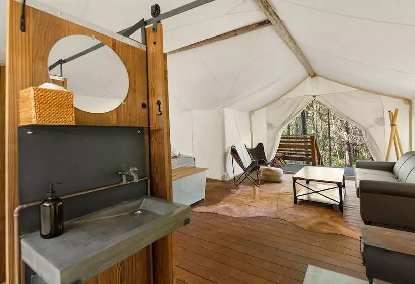 Hotelli Under Canvas Glacier