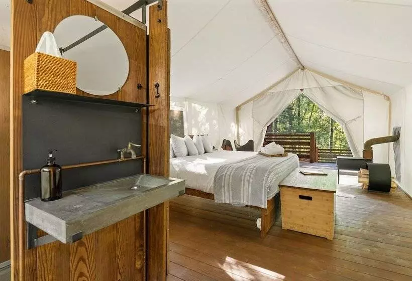 Hotelli Under Canvas Glacier