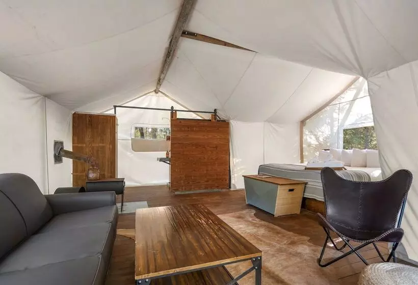 Hotelli Under Canvas Glacier