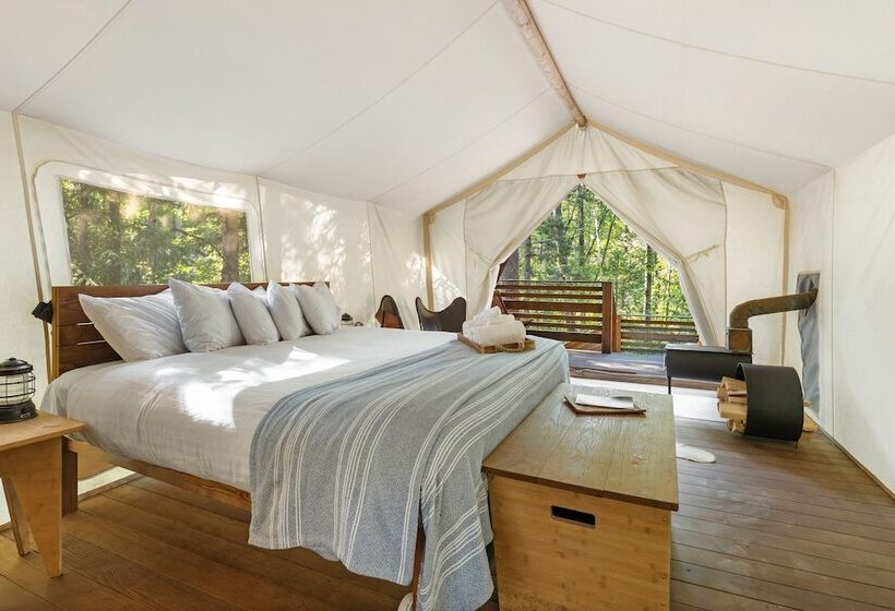 ホテル Under Canvas Glacier