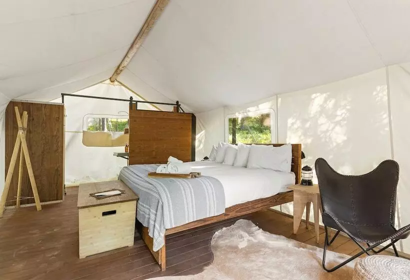 Hotelli Under Canvas Glacier