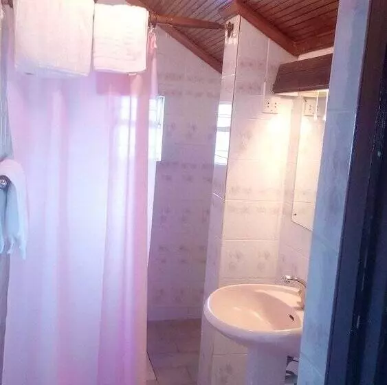 هتل Jacaranda Lake Elementaita Lodge