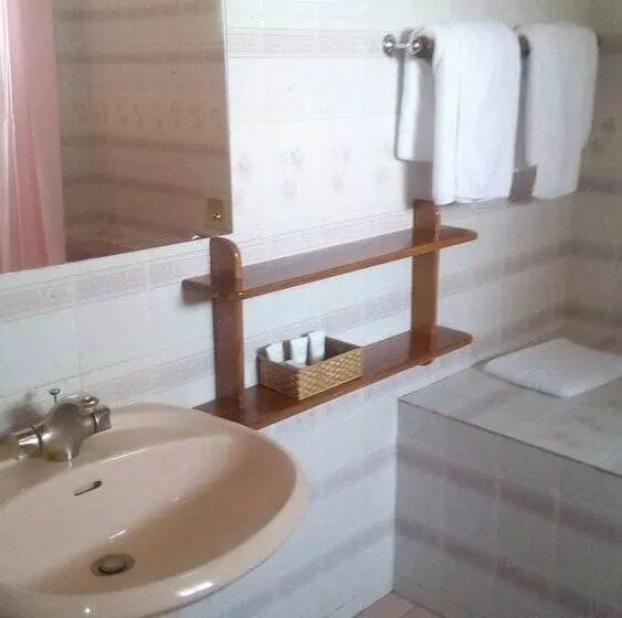 هتل Jacaranda Lake Elementaita Lodge