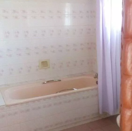 هتل Jacaranda Lake Elementaita Lodge