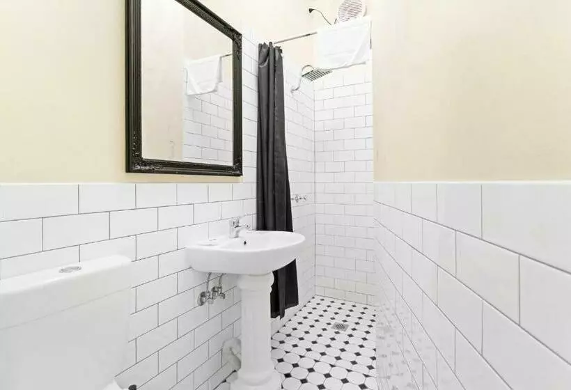 هتل Venus Harbourside   Female Only Hostel