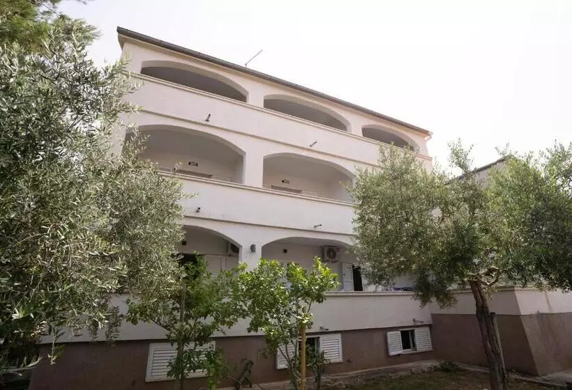 Apartments & Rooms Petra