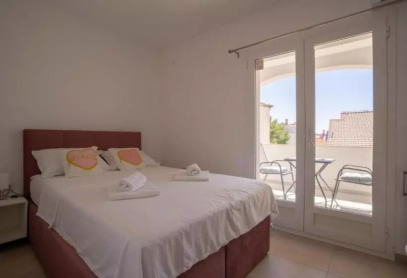 Apartments & Rooms Petra